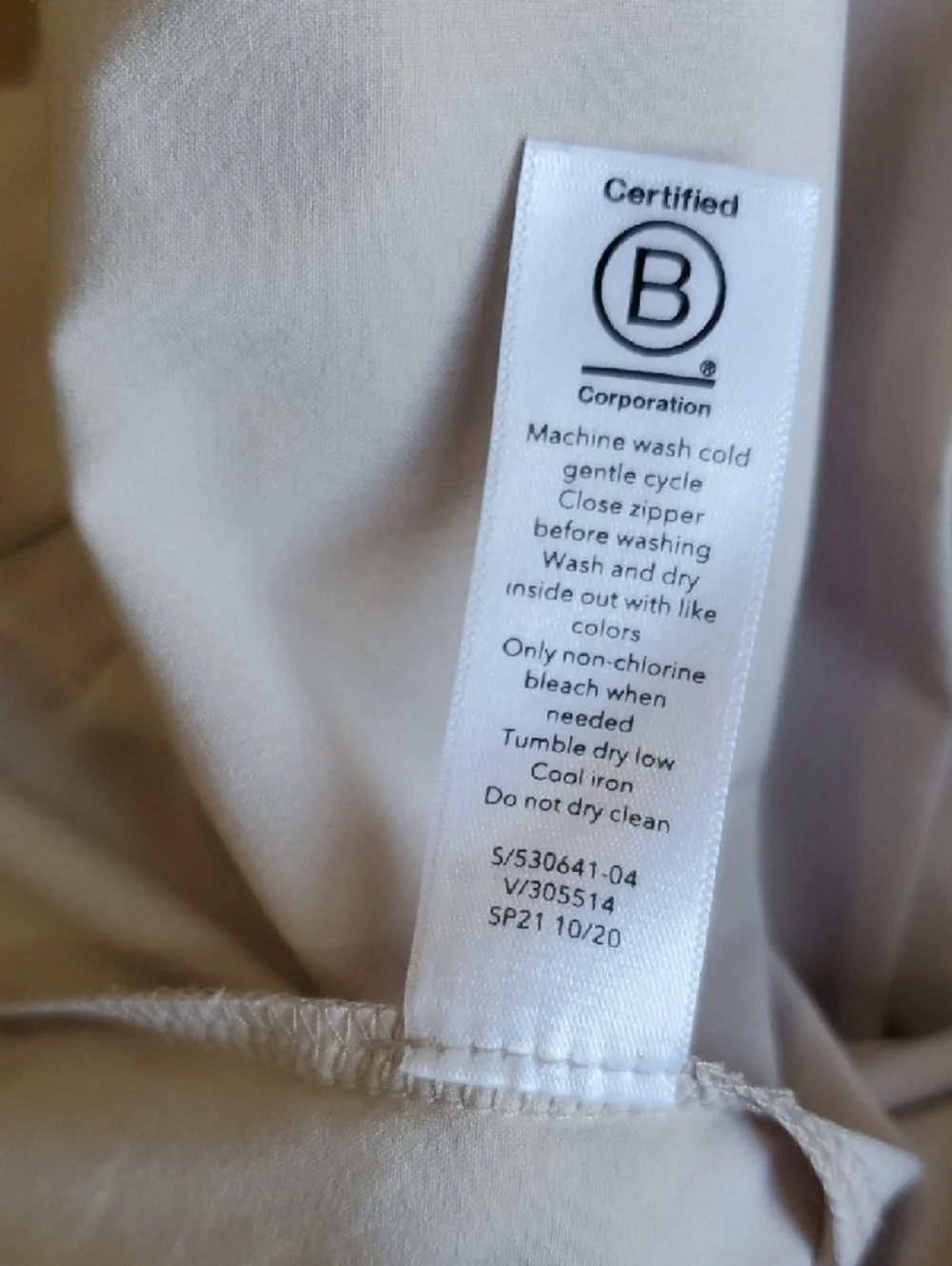 Athleta Skyline  High-Waist Paperbag Tie Shorts in Light Tan Size 22